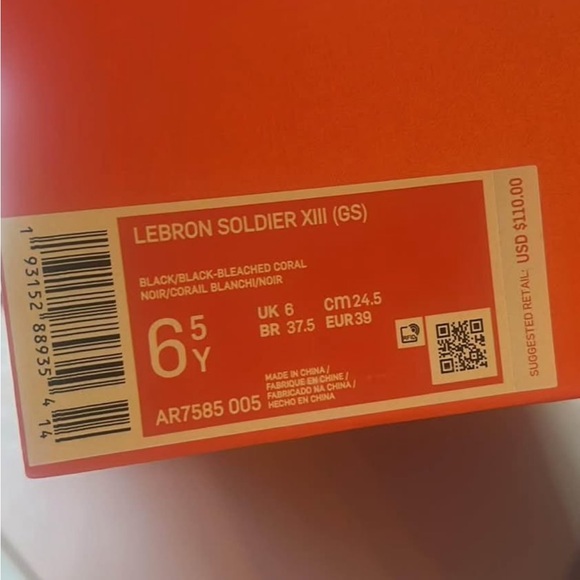 Brand new Nike shoes - Picture 2 of 3